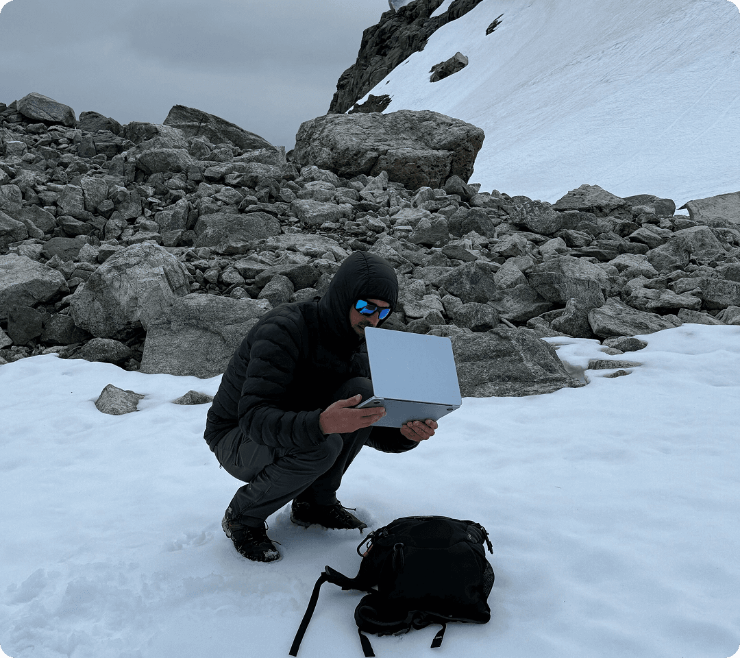 Foto unseres Webentwicklers, der remote arbeitet