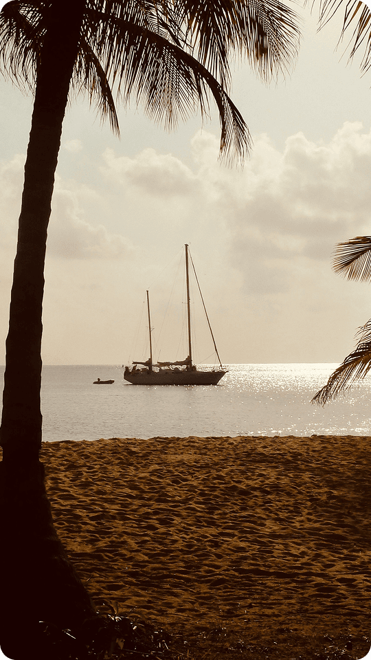 Foto eines Laptops am Strand